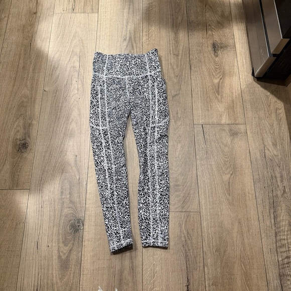 Athleta Black and White Patterned Leggings XS - Picture 1 of 2